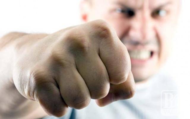 Во Львове школьники вышли против студентов "стенка на стенку", опубликовано видео