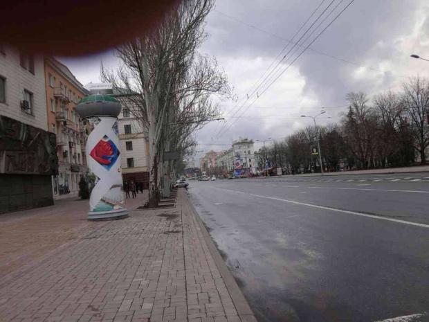 "Как жить дальше, непонятно. Безработица. Безденежье. Полная тьма. Воспитывать тут детей нельзя!" - лист з Донецька