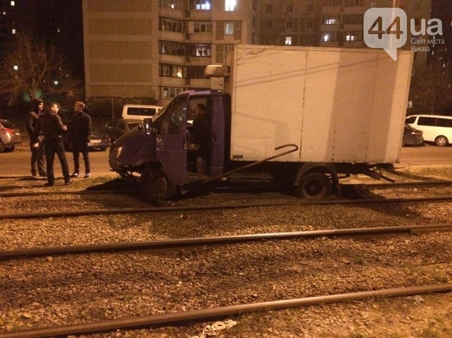 В Киеве пьяный на грузовике проехался по трамвайным рельсам