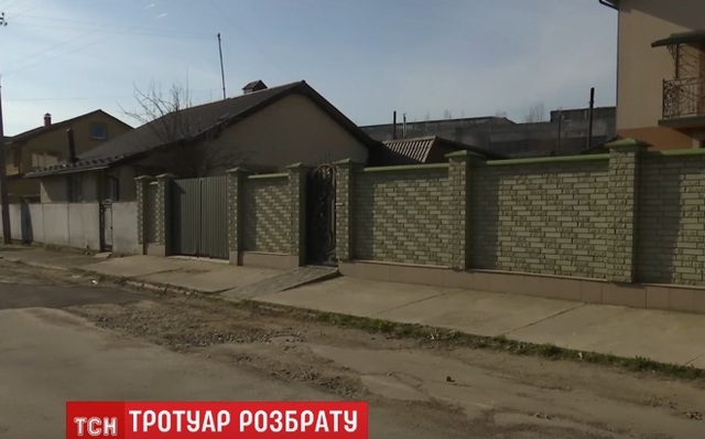 Івано-Франківська міськрада судиться з містянкою за відремонтовану пішохідну доріжку