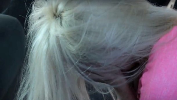 Під Франківськом блондинка в’їхала у натовп, а потім влаштувала істерику патрульним