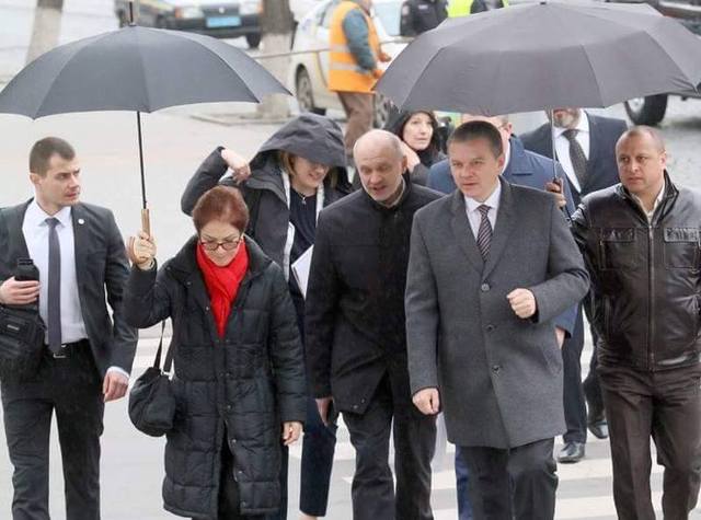 Небожитель: Сеть возмутил мэр Винницы со слугой, который носит за ним зонт