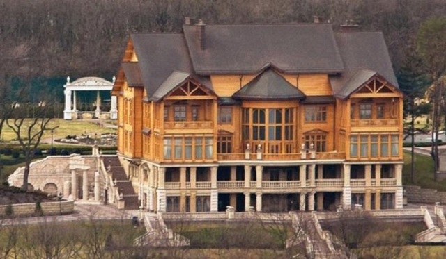 Суд арештував майно Януковича: «Хонку», унітази та портрет «Люба Полежай»