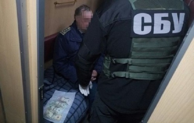 На Сумщині митник, якого затримали на хабарі, чинив опір – СБУ