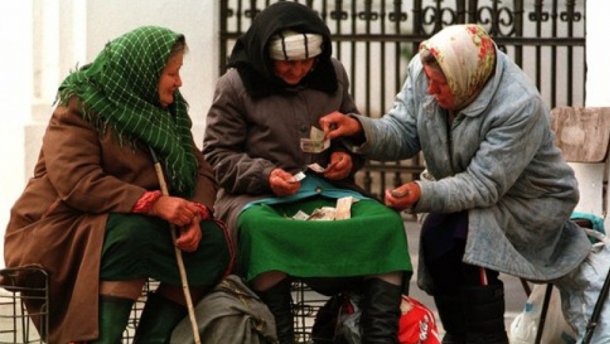 Гройсман повідомив, коли Кабмін підвищить українцям пенсії