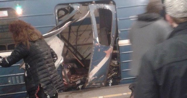 При взрывах в метро в Петербурге погибли 10 человек