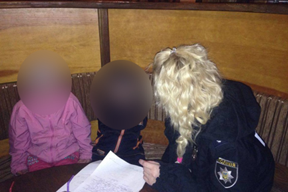 В Черкассах мать выпила лишнего и забыла маленьких детей в кафе