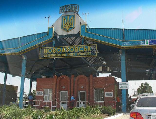 В Новоазовске согнанных на уборку территории бюджетников разбросало взрывом