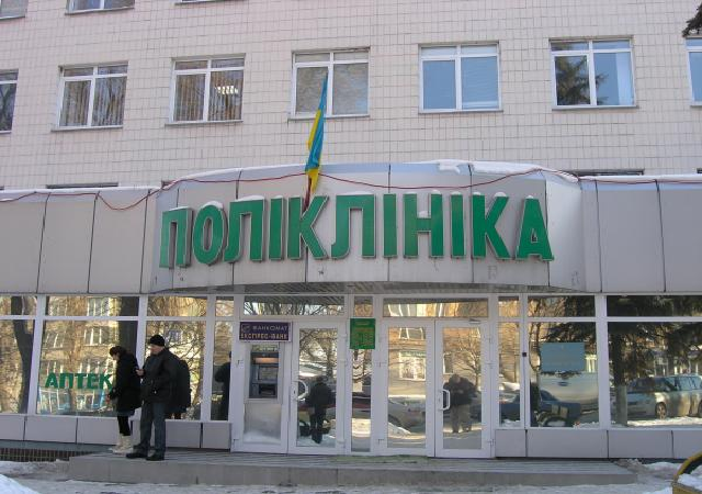 Люди стоят с пяти утра: появились кадры мегаочереди в поликлинике Киева