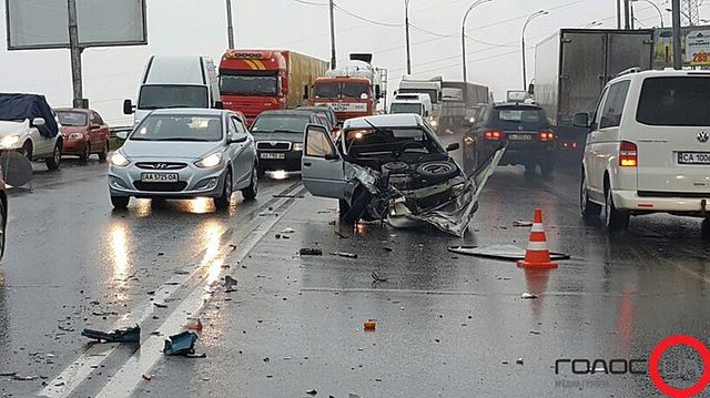 В Києві водій збив пішохода і втік