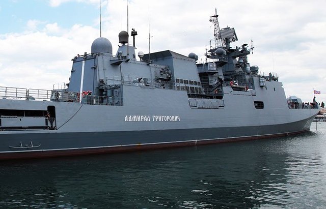 СМИ: Один из фрегатов ЧФ РФ направился к эсминцам ВМС США