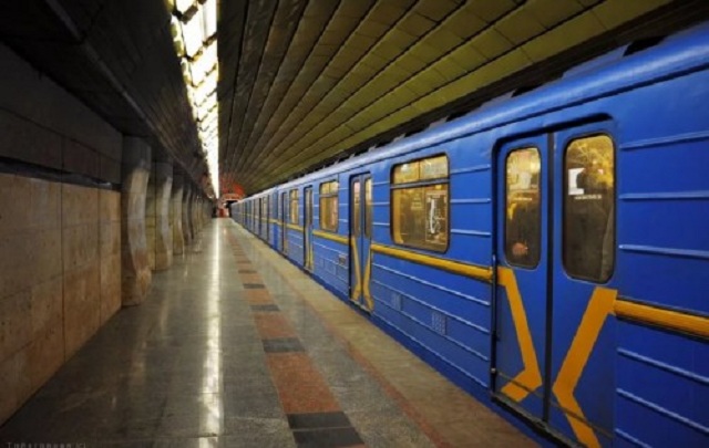 У київському метро трагічно загинув чоловік