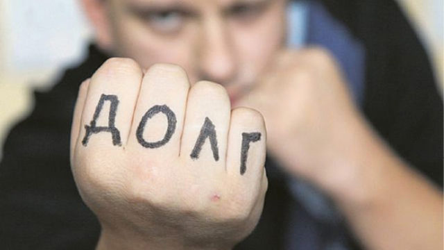 Выбивали несуществующий долг: в России коллекторы напали на мальчика-инвалида