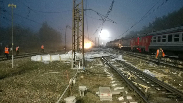 В Москве столкнулись поезд дальнего следования и электричка