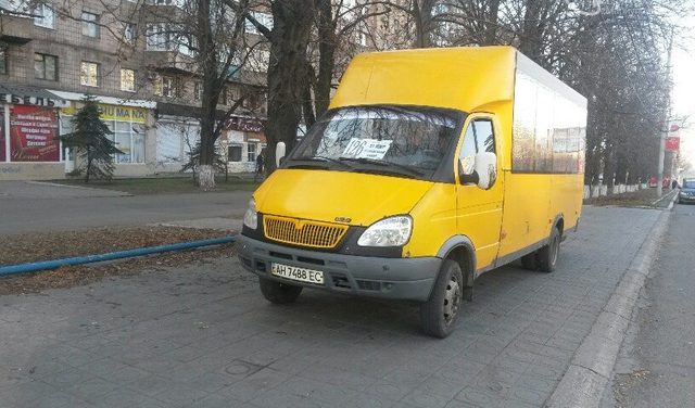 В Краматорске обезумевший водитель вытолкнул из маршрутки пожилых родителей погибшего АТОшника