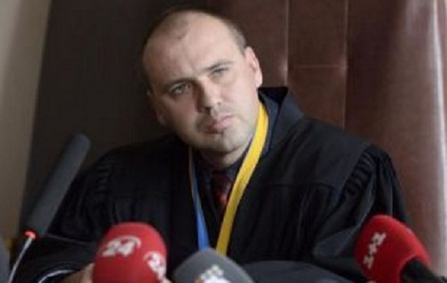 Столичний суддя п’є на робочому місці та бере хабарі