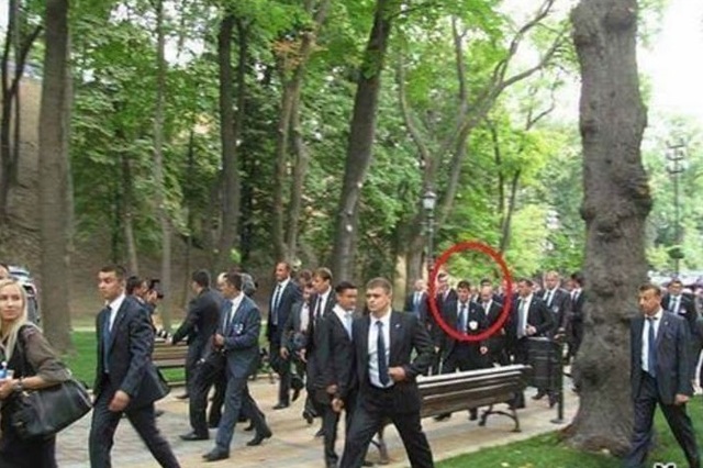 Свора доберманов: в сети показали, как Путина берегут от любви россиян