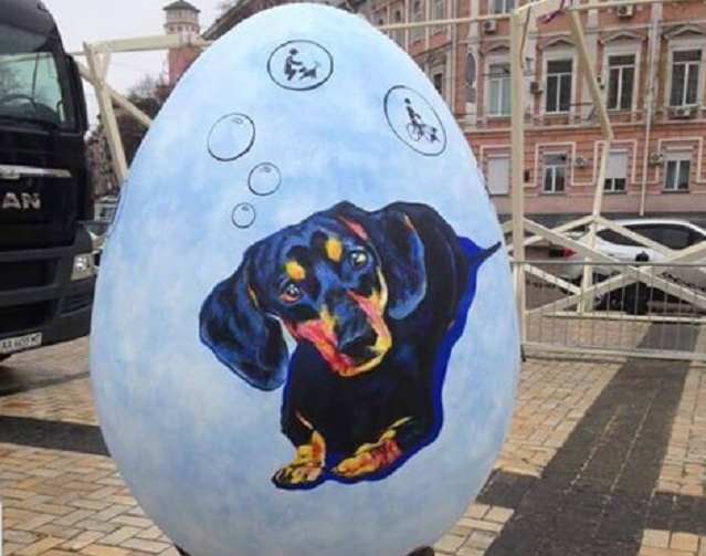 В Киеве посреди дня с выставки украли огромную писанку