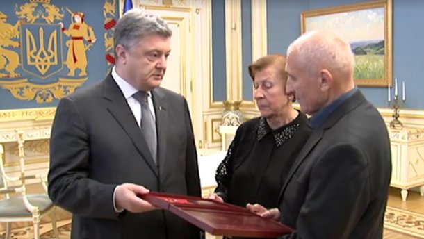Порошенко вручив нагороду батькам загиблого на Донбасі оперного співака