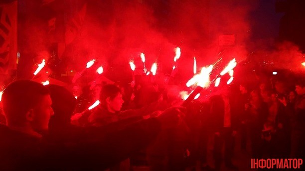 В Киеве пикетируют отделение “Сбербанка”: принесли залитую “кровью” карту Украины, зажгли фаеры