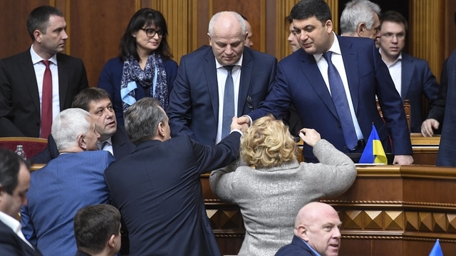 Депутаты-мажоритарщики взяли за горло Гройсмана, требуя обещанные деньги для округов