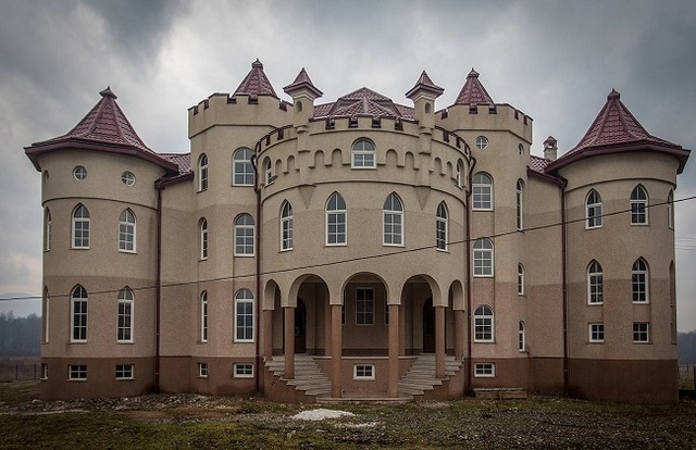 Журналисты показали роскошь цыганских особняков в Закарпатье