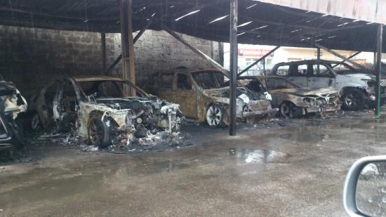 На охраняемой стоянке в Харькове сгорело 8 элитных автомобилей