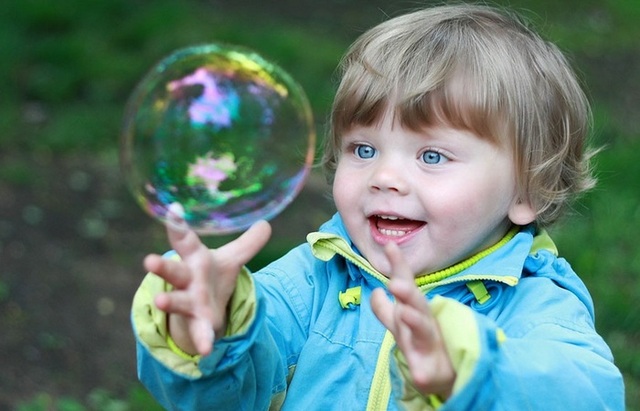 На Харківщині меморіальна плита розчавила дитину