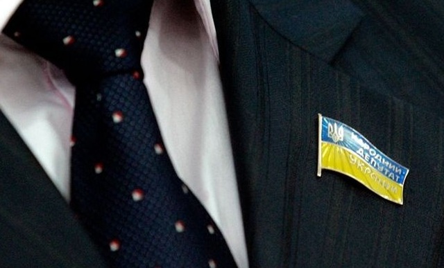 Навіщо українські нардепи регулярно літають до Росії?