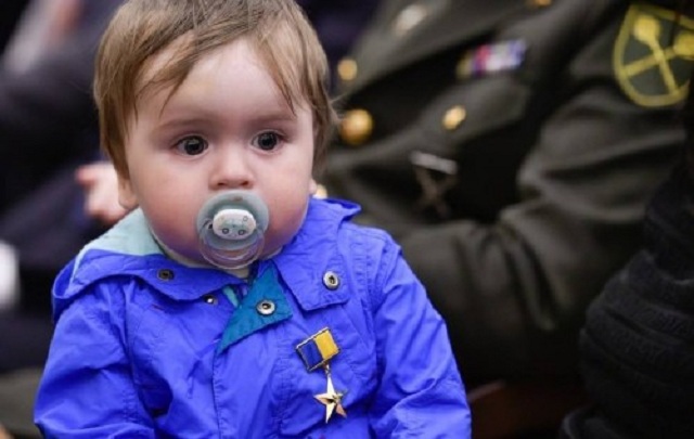 Чому у зрадників держави не позабирали звання "Герой України"?