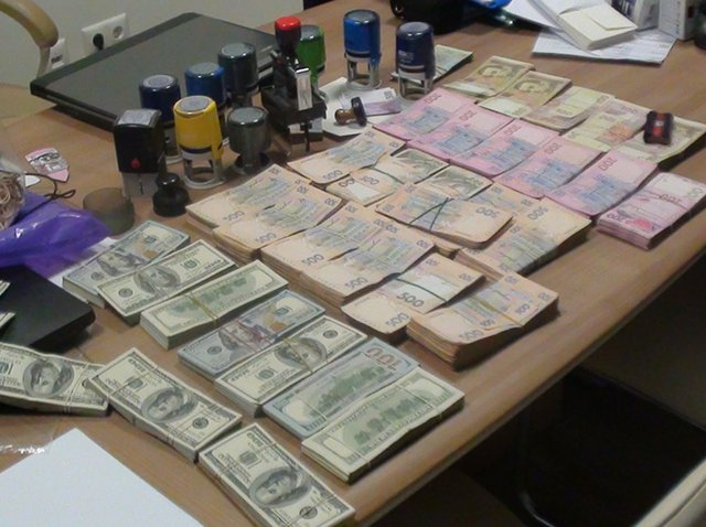 В Киеве разоблачили конвертцентр, который отмыл 90 млн грн через "Сбербанк"