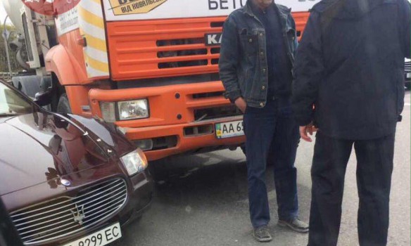 Бетономешалка и суперкар Maseratti столкнулись на мосту Патона в столице