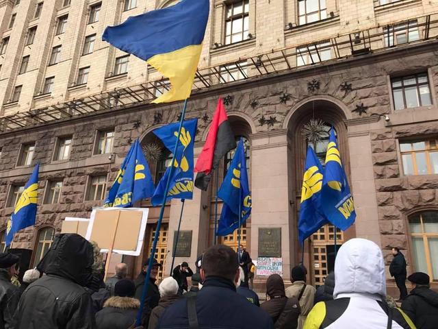 Кияни пікетують мерію з вимогою обслуговувати їх українською