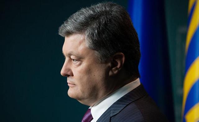 В Киеве активисты заблокировали НАБУ с требованием расследовать деятельность Порошенко