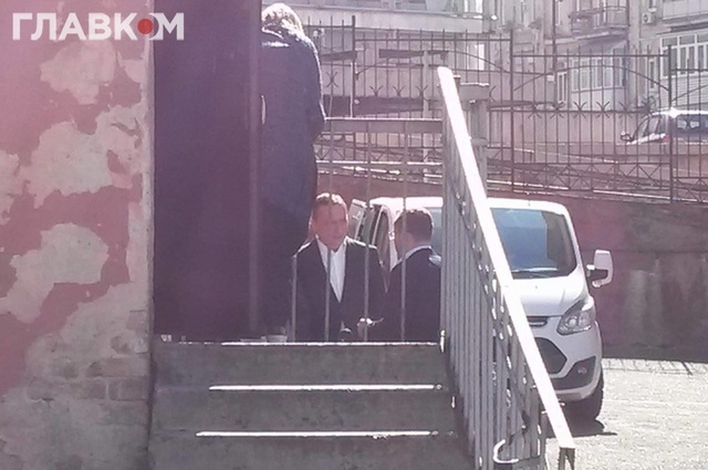 Депутати і міністри у робочий час прийшли до суду підтримати Мартиненка