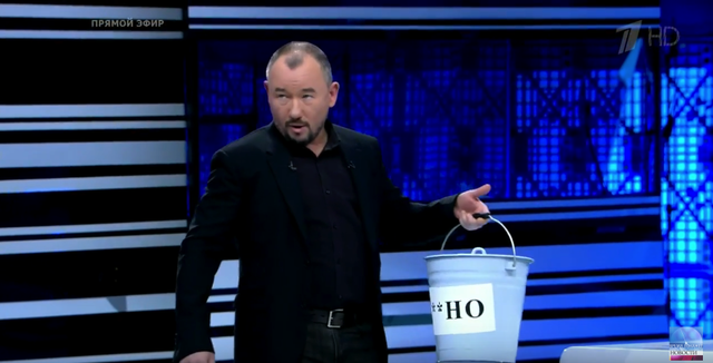 Ведущий российского ТВ вынес украинскому гостю ведро с символическим «г**ном»