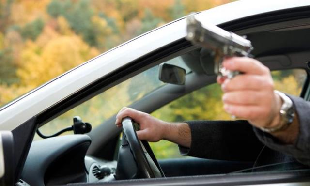 На ближних подступах: в Москве неизвестные обстреляли трамвай из автомобиля