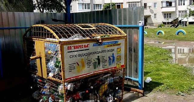 Соседи пожаловались на грязь и подброску мусора из дома министра экологии