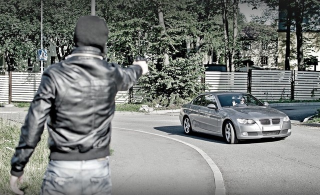 Перегонщики авто ударили монтировкой таможенника, чтобы угнать изъятое авто