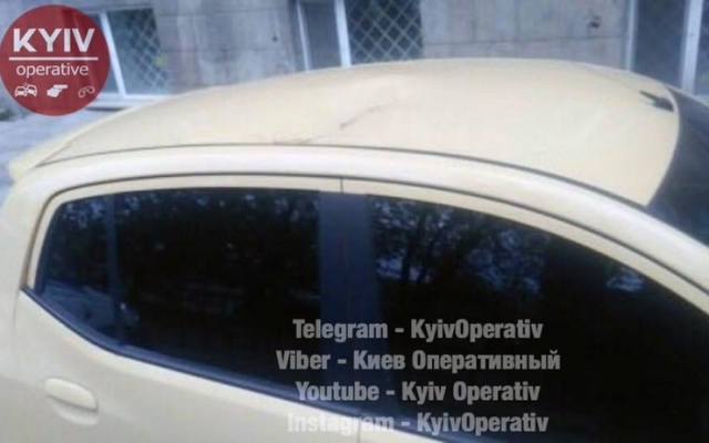 Крыша едет неспеша: неудачная парковка обойдется киевлянину в ремонт авто