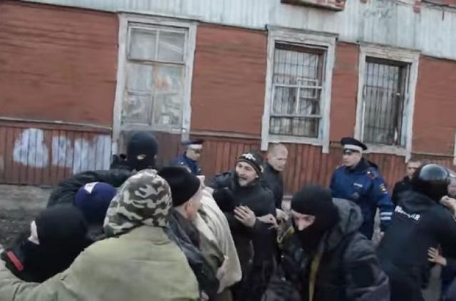 Будни гестапо: в сети обсуждают видео драки спецназа с активистами в РФ