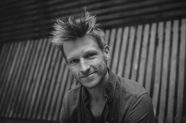 Известный актер выпал из окна и умер в реанимации в Москве