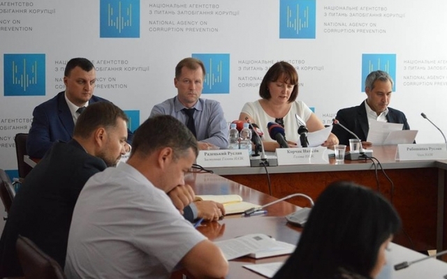 НАПК взялось за декларации Порошенко и Гройсмана