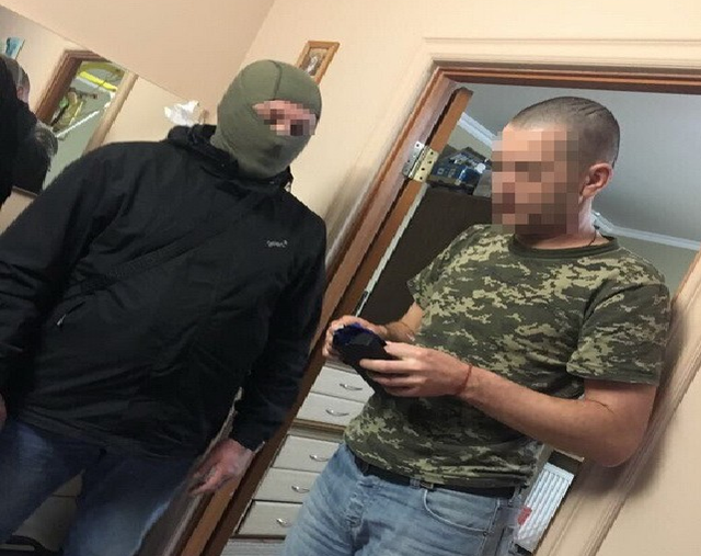 На Закарпатті СБУ затримала двох прикордонників за сприяння контрабанді цигарок до Європи