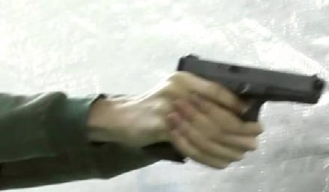 Юноша удивил подружку отцовским пистолетом. Девушка с простреленной спиной в больнице