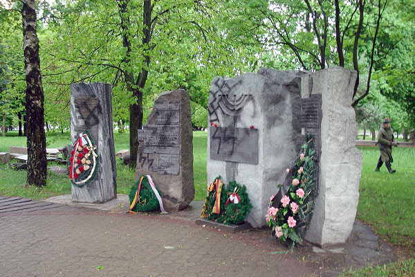 Облитые краской и лишенные бронзовых деталей: Киевские памятники, пострадавшие от рук вандалов