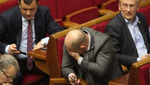 Робочий день чиновників з зарплатнею у 200 тисяч триває 4 години