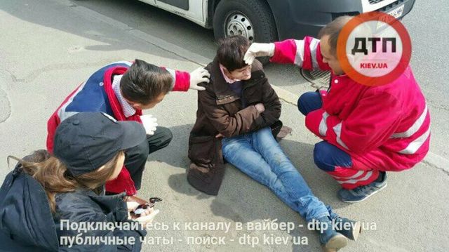 В Киеве женщина около часа пролежала на асфальте, пока не подоспела помощь