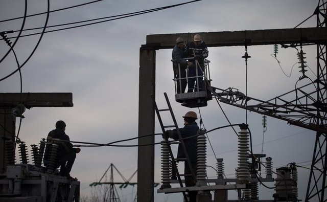 В "Укрэнерго" решили не прекращать поставку электричества в "ДНР"