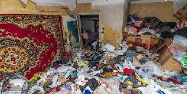 В Луцке жильцы превратили квартиру в голубятню и жуткий "питомник" тараканов